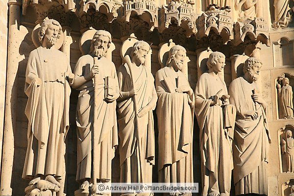 Figures on Notre Dame, Paris