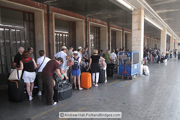 Long line at Venice Santa Lucia train station luggage desk