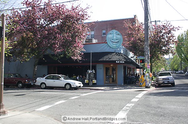 Northwest Portland, Blue Moon Tavern, NW 21st Avenue