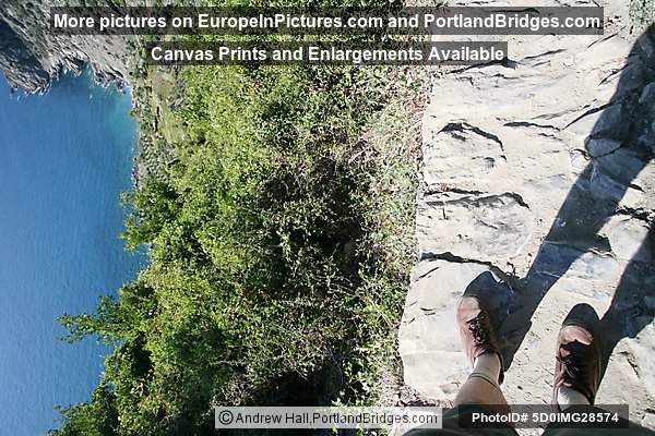 Cinque Terre: Photographer's Feet on the path between Corniglia and Vernazza